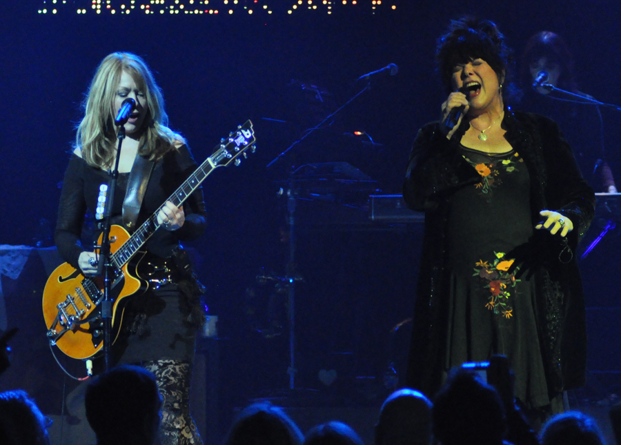 Heart at Massey Hall Nancy Wilson and Ann Wilson