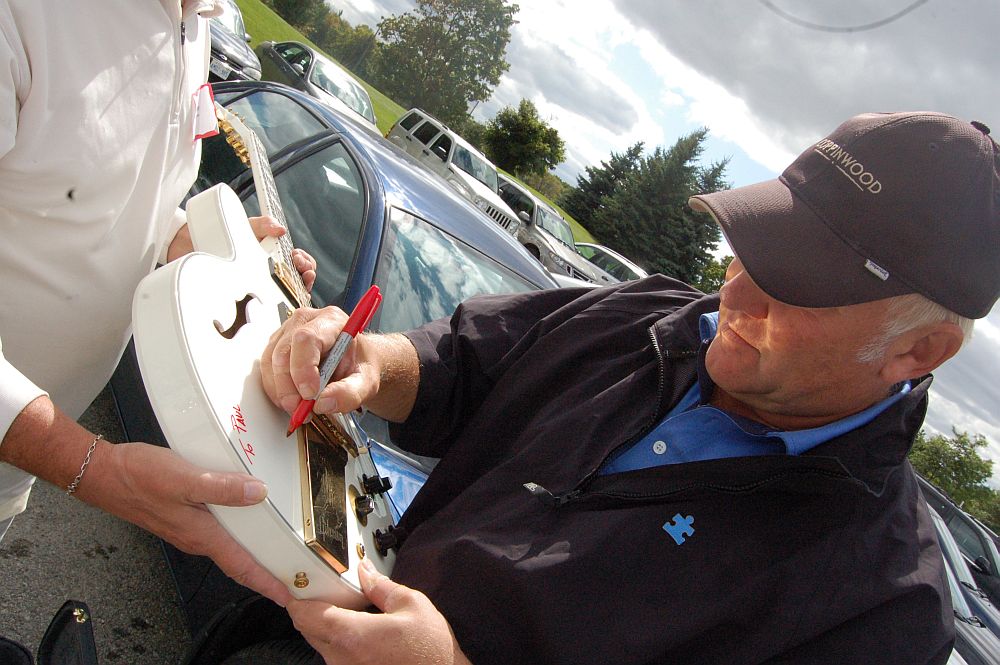 Alex Lifeson signing my AL-033 Gibson Custom Alex Lifeson ES-355 Guitar