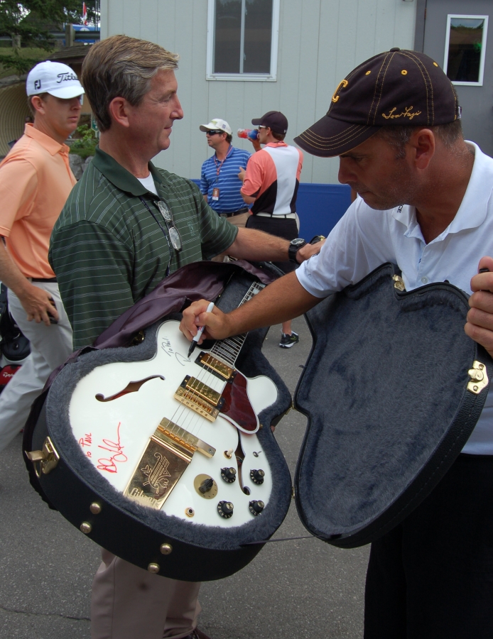 Rocco Mediate signing my AL-033 Gibson Custom Alex Lifeson ES-355 Guitar